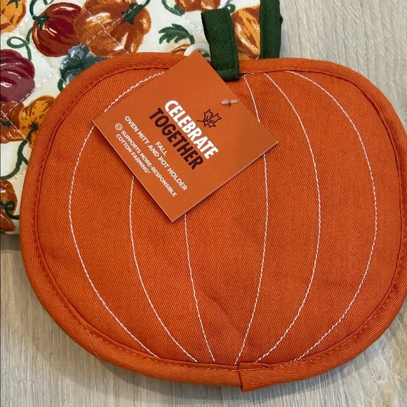 NWT Celebrate Together Pumpkin Themed Bundle With Oven Mitt, Pot Holder, & Tongs - Picture 3 of 4